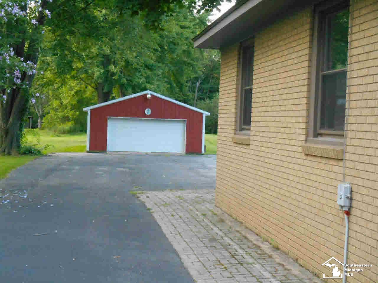 415 Ready Carleton, MI 48117 - Photo 11 of 15 SPACIOUS DRIVEWAY