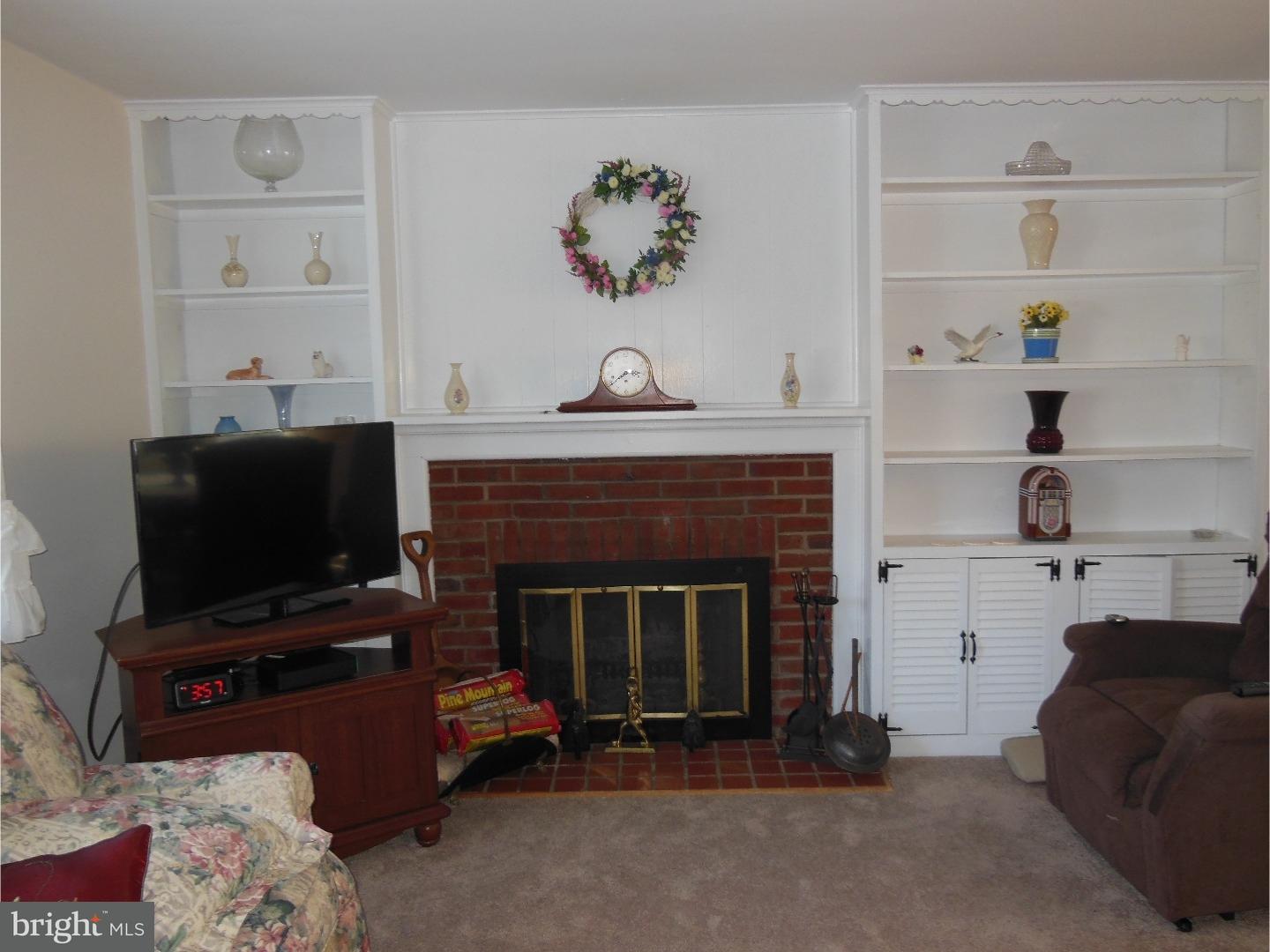 19 Rockland Road Ewing, NJ 08638 - Photo 6 of 24 Living Room