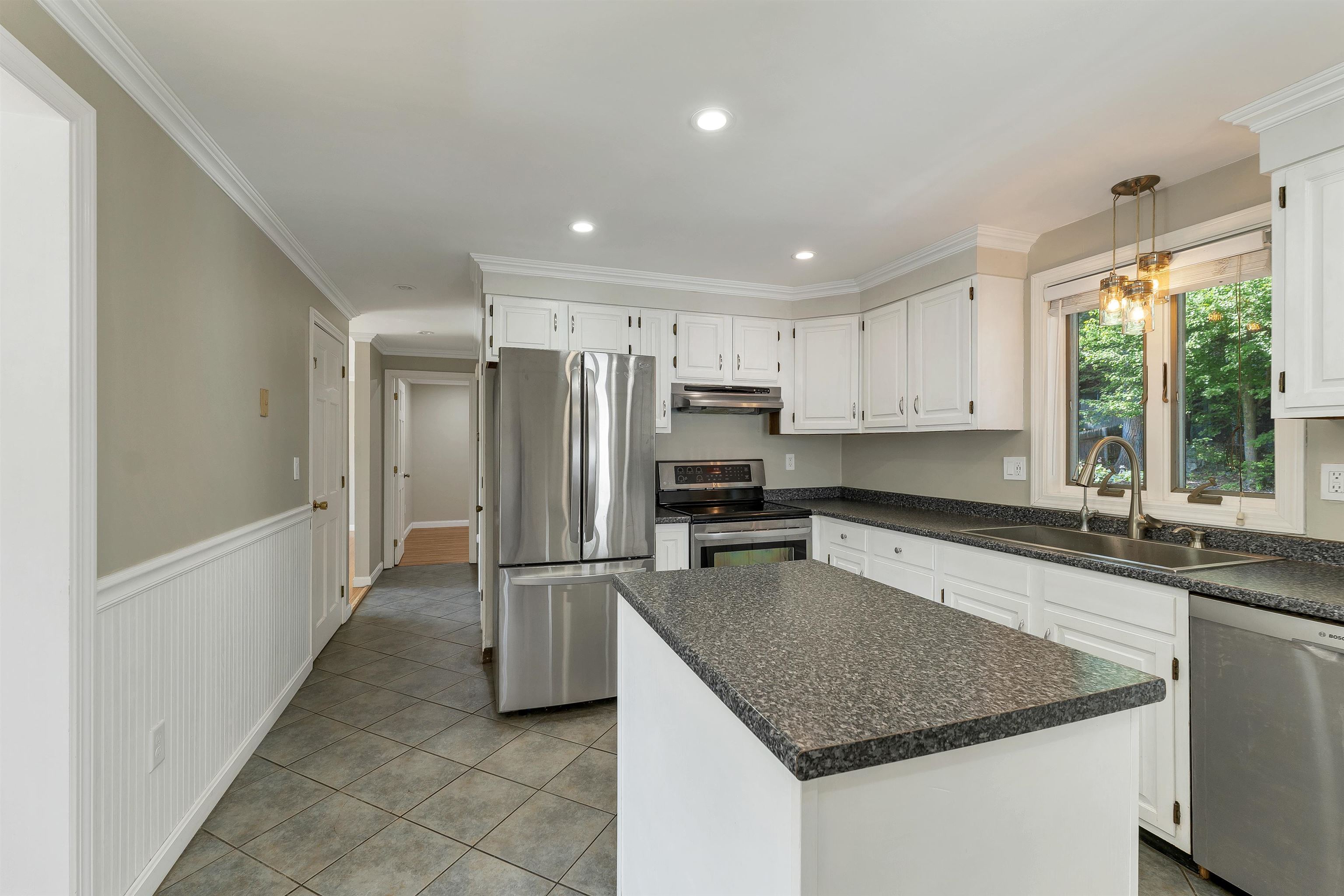 22 Jonathan Lane Manchester, NH 03104 - Photo 5 of 49
