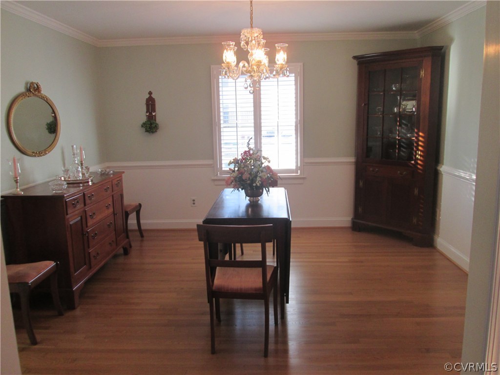 8222 Overbury Road Richmond, VA 23227 - Photo 6 of 16 Freshly painted dining room with chair and crown m