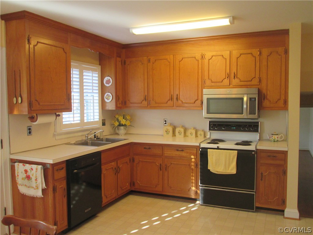 8222 Overbury Road Richmond, VA 23227 - Photo 8 of 16 Spacious kitchen with plantation shutters and hard
