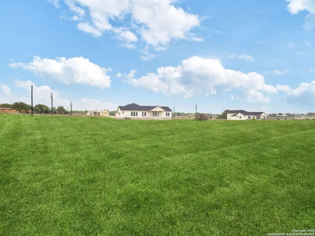 $699,999 | 197 Lakeview Circle, La Vernia, TX 78121