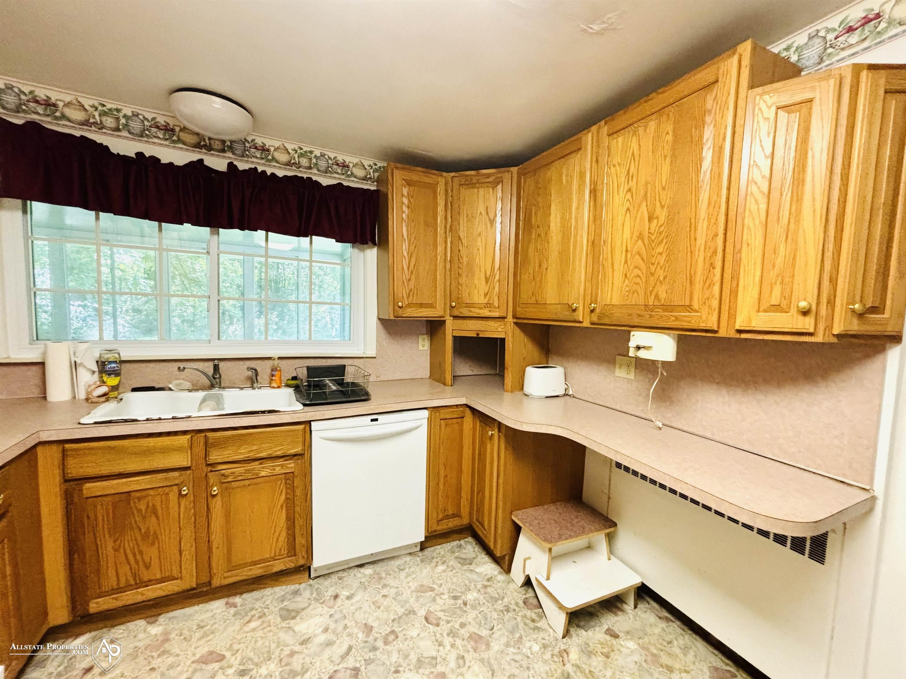 6096 East Pierson Road Flint, MI 48506 - Photo 8 of 15 50155593-a094a188-6066-4a55-b136-4c9640d87346.JPG