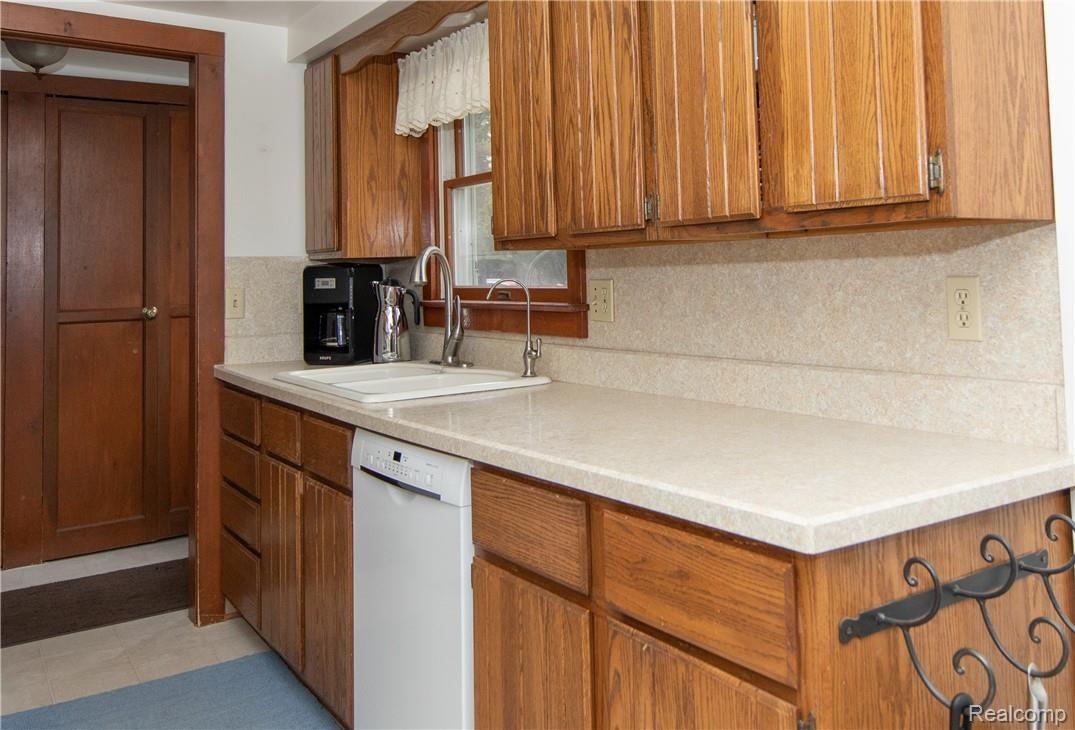 5826 Mt Morris Road Columbiaville, MI 48421 - Photo 36 of 42 Kitchen.jpg