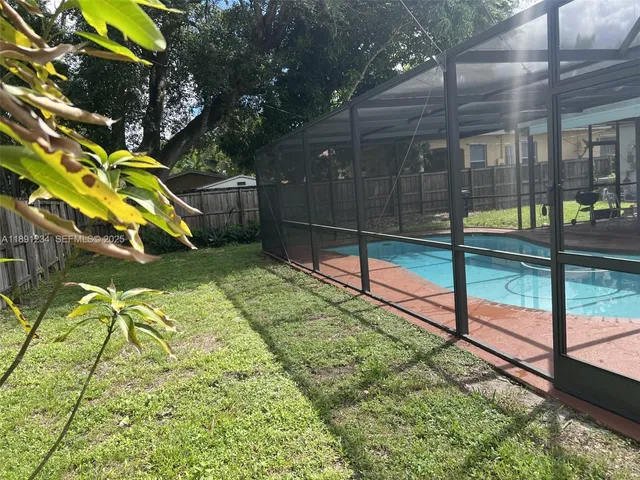 a view of a backyard