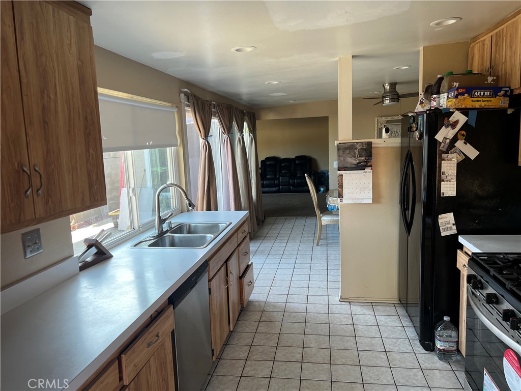 20002 Tajauta Avenue Carson, CA 90746 - Photo 3 of 32 Kitchen