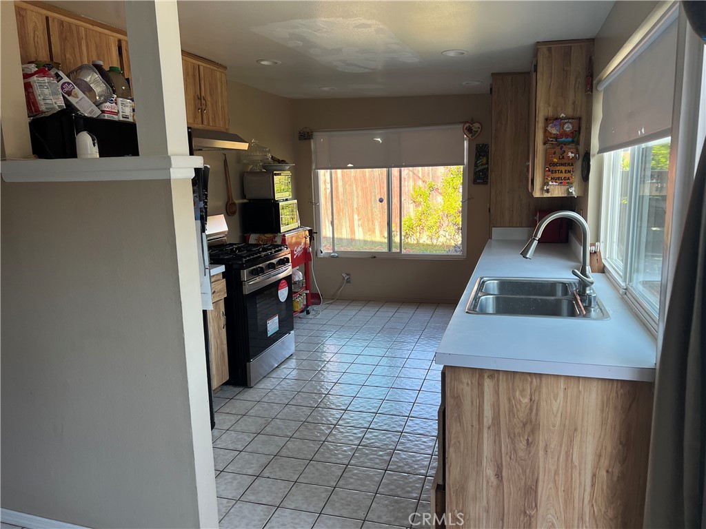 20002 Tajauta Avenue Carson, CA 90746 - Photo 4 of 32 Kitchen