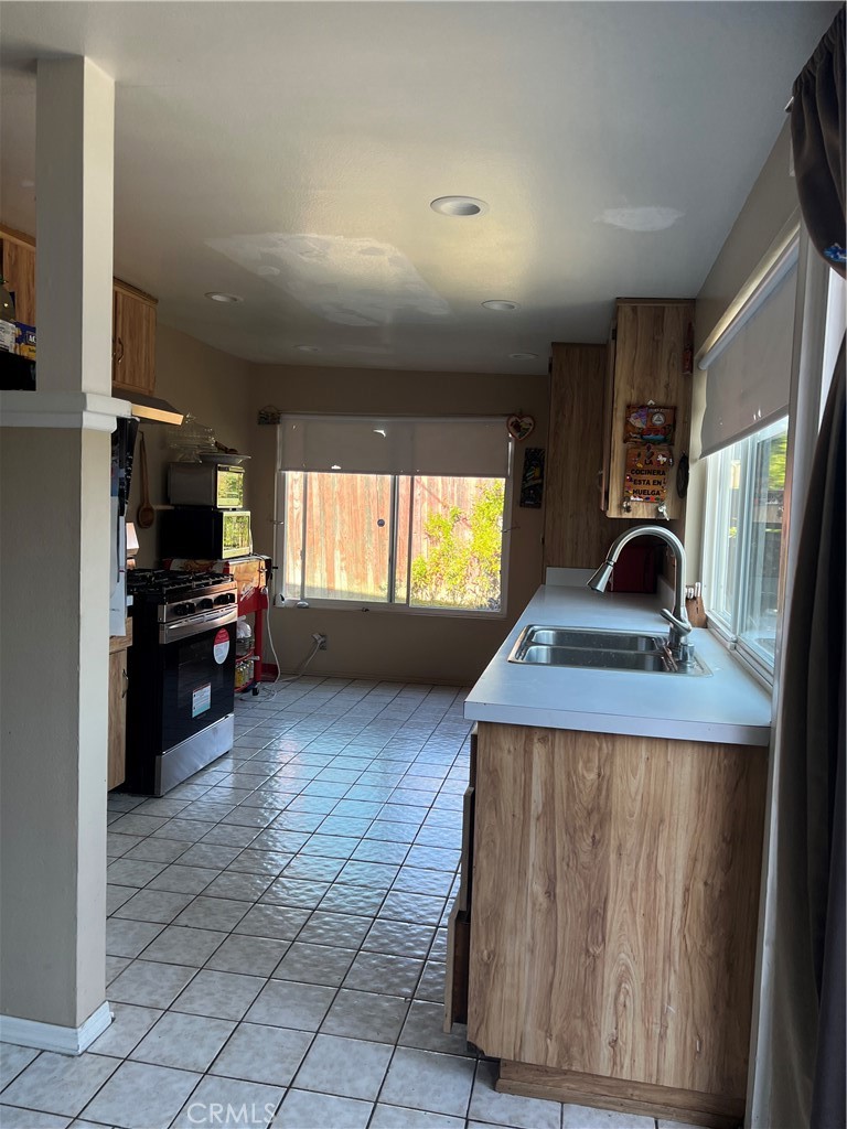 20002 Tajauta Avenue Carson, CA 90746 - Photo 5 of 32 Kitchen