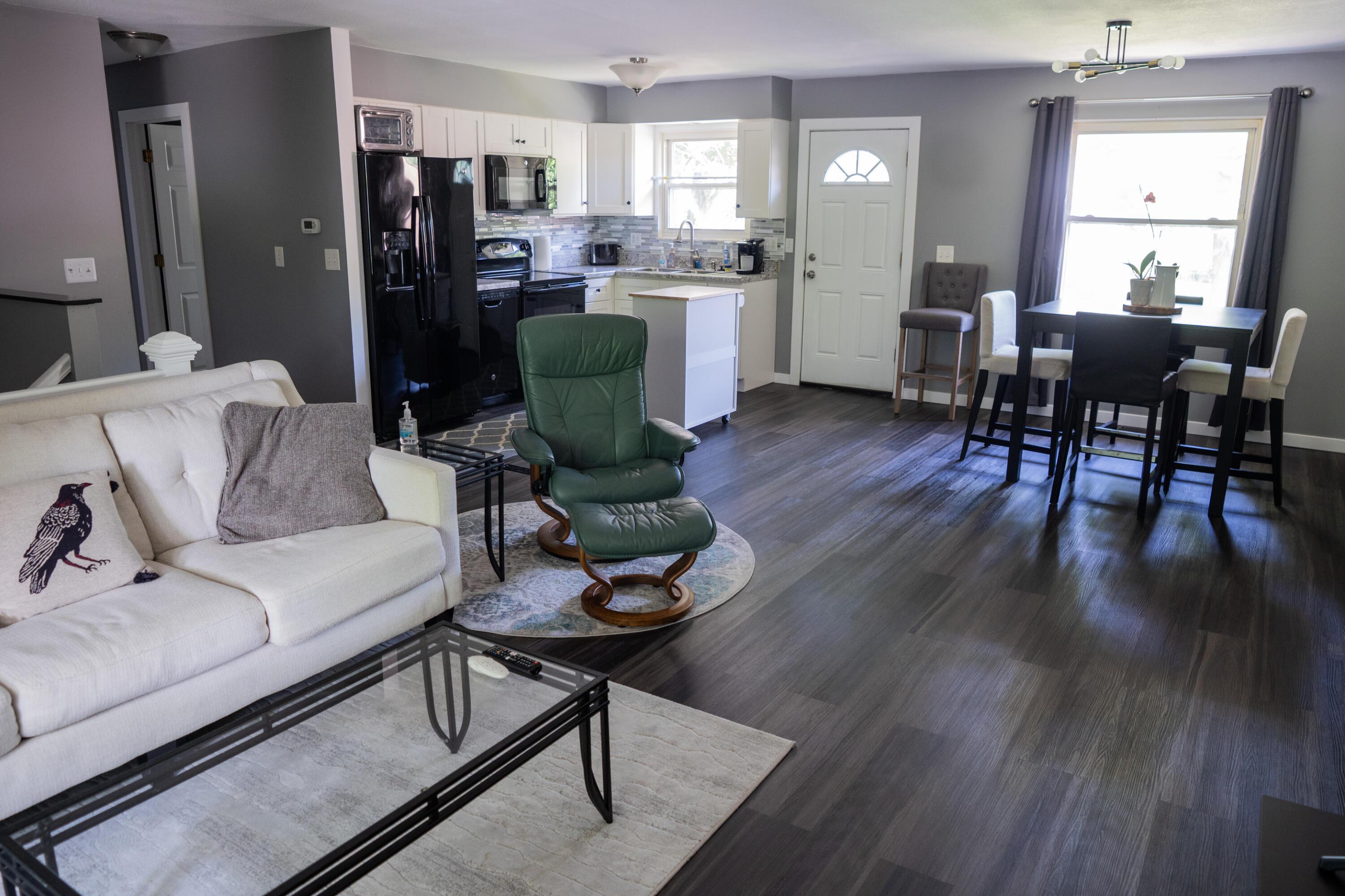 5459 Aspen Road Columbus, OH 43229 - Photo 5 of 21 Living Room