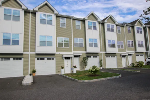 $2,850 | 5 Laurel Hill Road, Unit 5, Brookfield, CT 06804