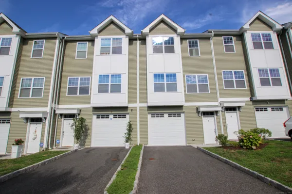 $2,850 | 5 Laurel Hill Road, Unit 5, Brookfield, CT 06804