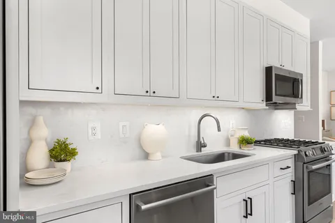 $820,000 | 521 North Washington Street, Unit 101, Alexandria, VA 22314