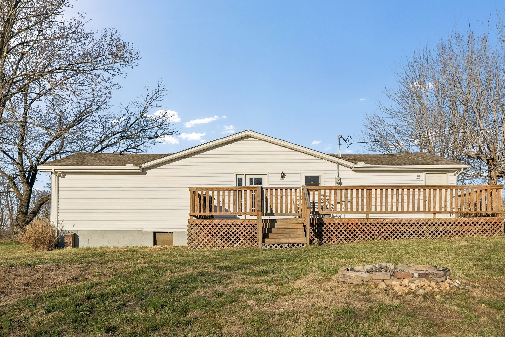 411 Purtle Road Lafayette, TN 37083 - Photo 27 of 40 a view of a house with a fence