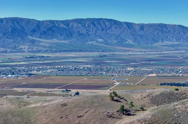 $1,890,000 | 33900 Fabry Road, Soledad, CA 93960