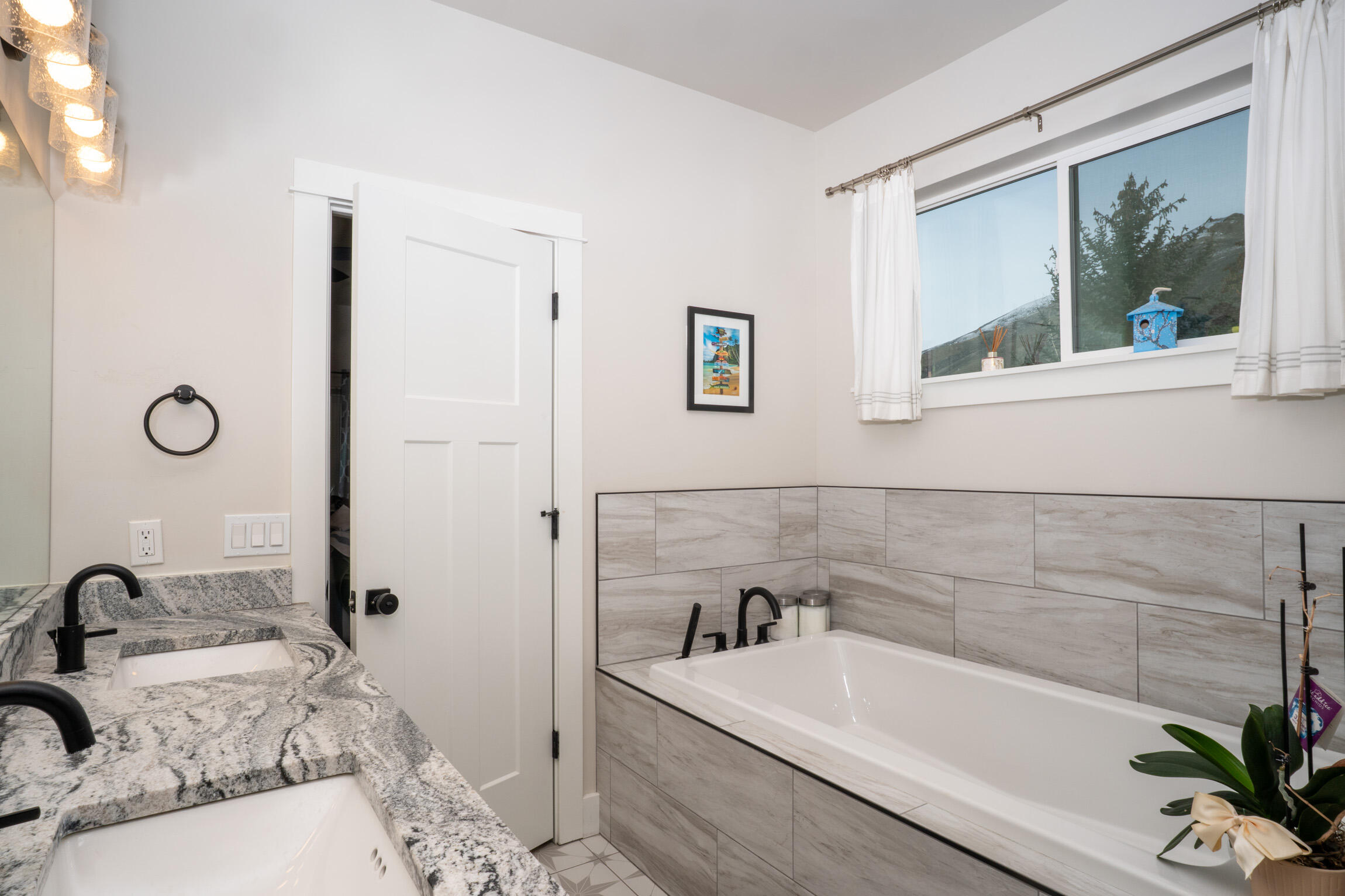 411 Chestnut Loop Bellevue, ID 83313 - Photo 13 of 25 Primary Bathroom 1