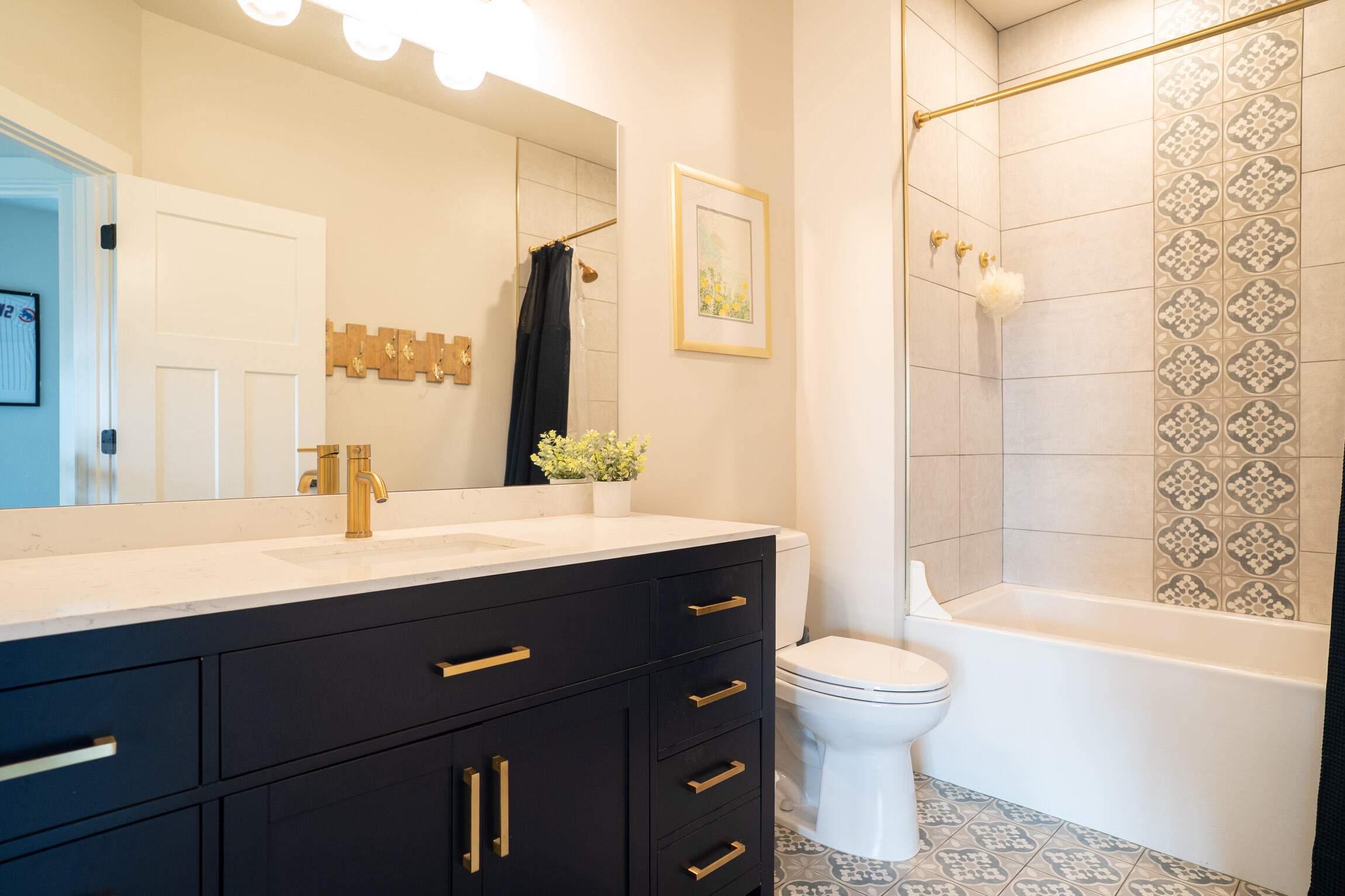 411 Chestnut Loop Bellevue, ID 83313 - Photo 16 of 25 Guest Bathroom