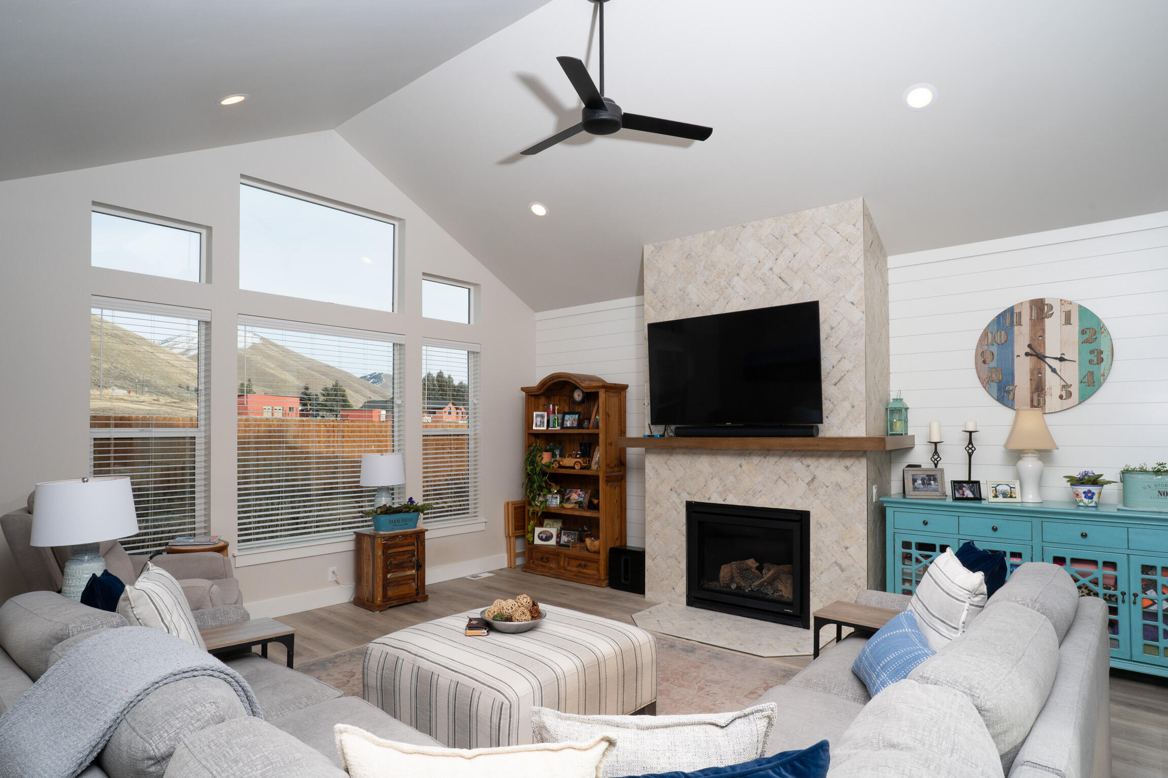 411 Chestnut Loop Bellevue, ID 83313 - Photo 6 of 25 Living Room 2