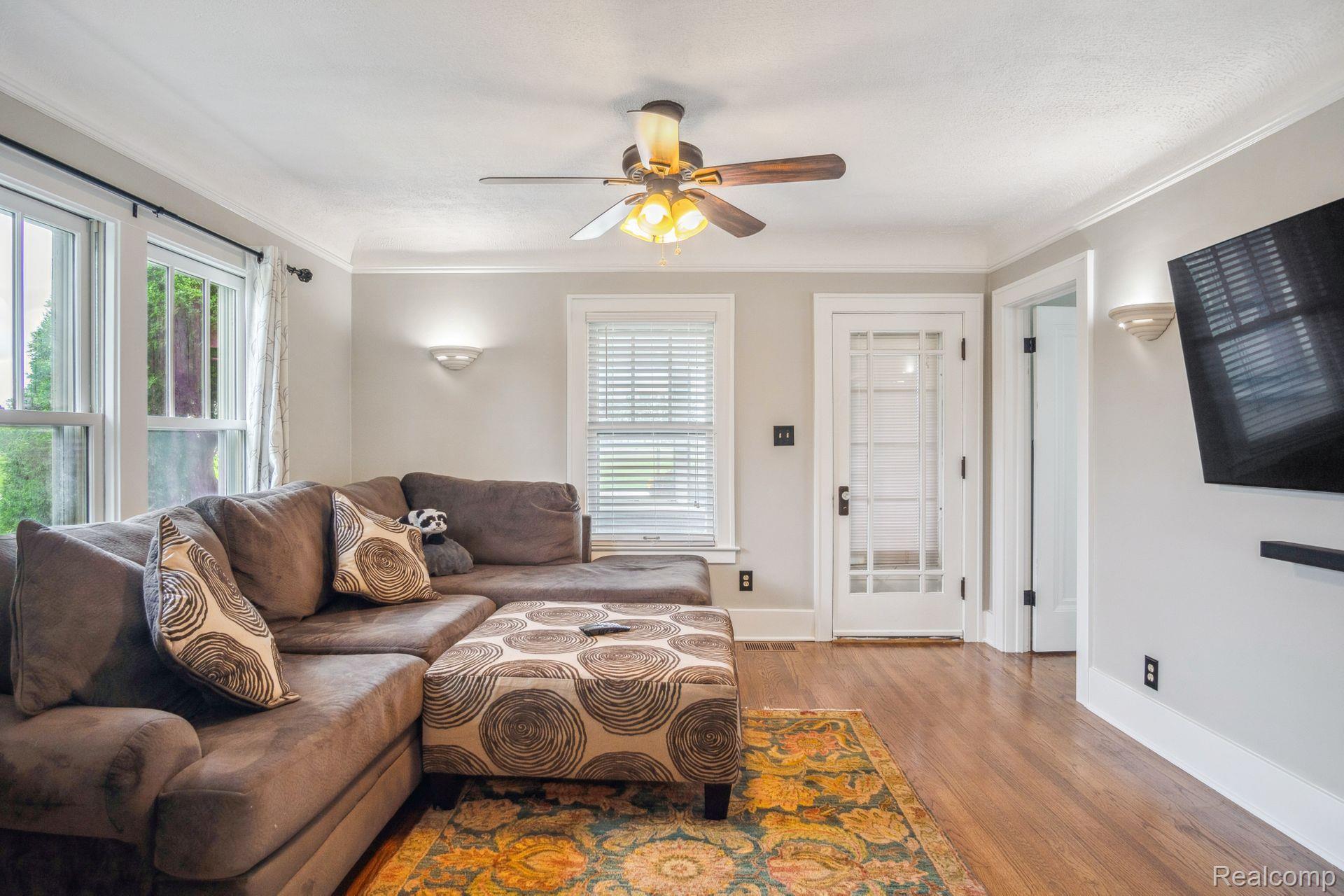 419 Elizabeth Lake Road Pontiac, MI 48341 - Photo 3 of 17 Gallery Image 3