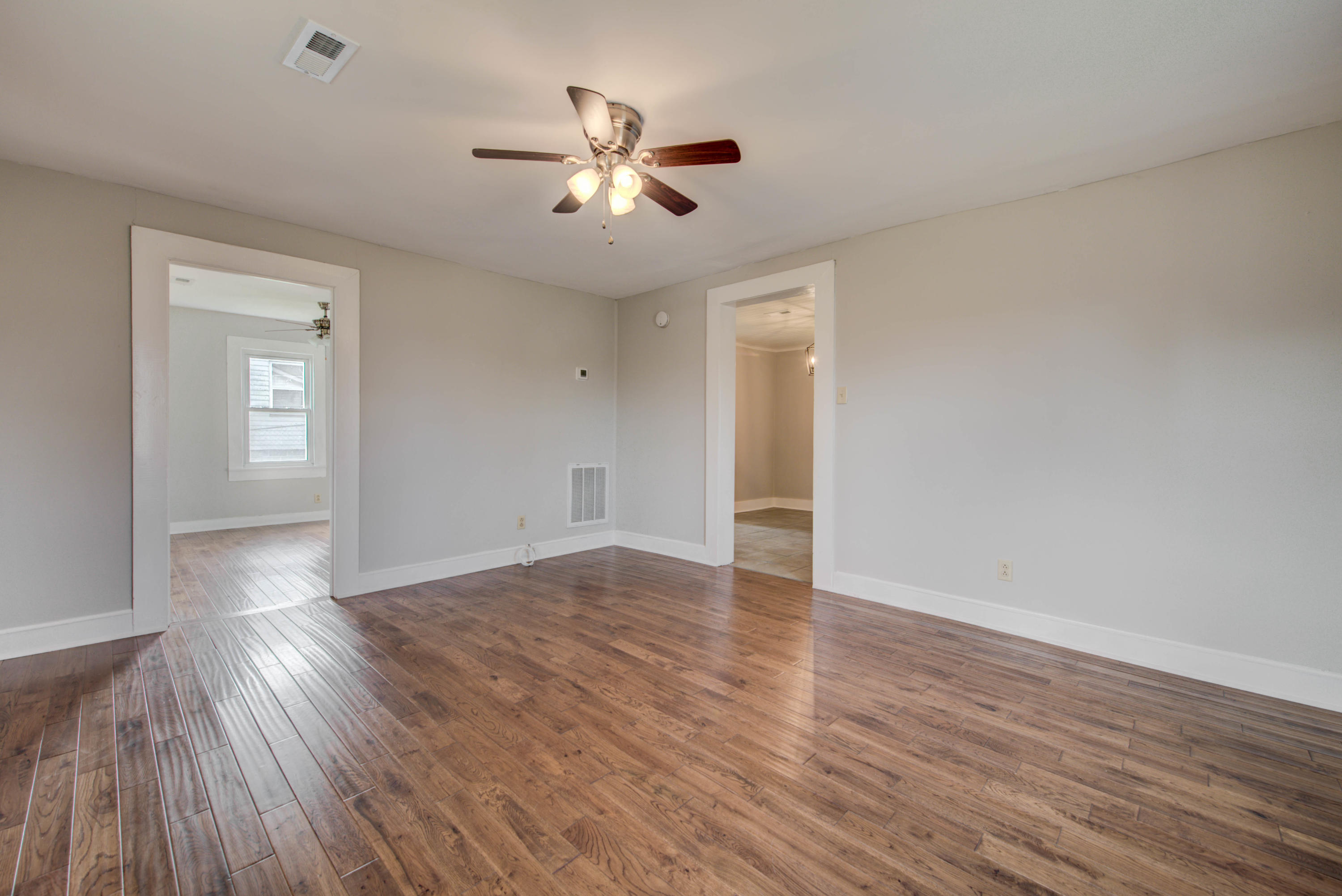 7117 Washington Pike Corryton, TN 37721 - Photo 5 of 12 Living Room