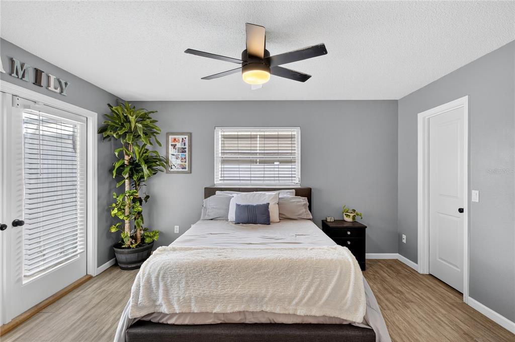 5807 Garfield Road Venice, FL 34293 - Photo 27 of 40 a bedroom with a large bed and a potted plant