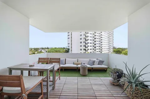 $584,900 | 333 Sunset Drive, Unit 404, Fort Lauderdale, FL 33301