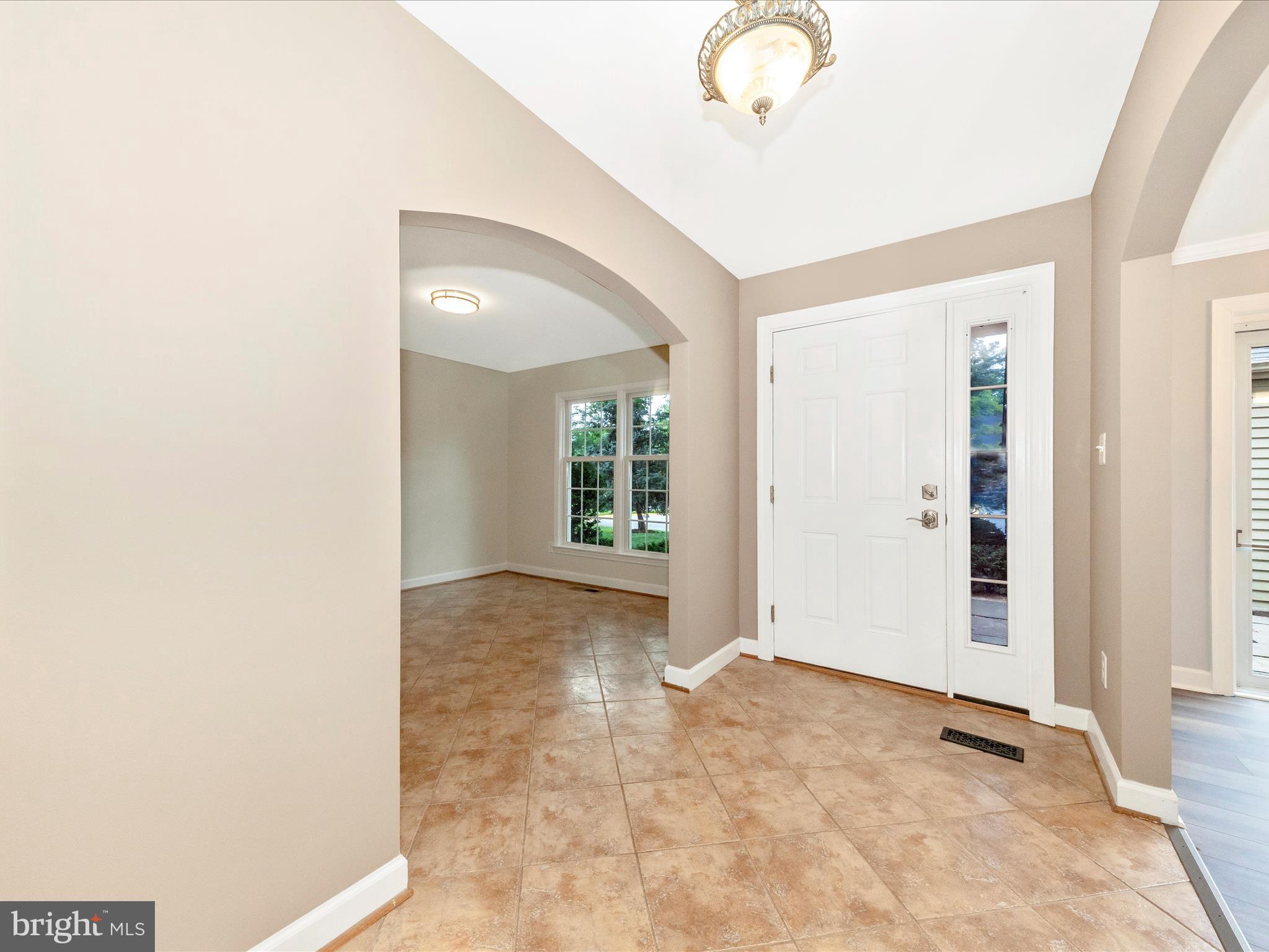19201 Racine Court Montgomery Village, MD 20886 - Photo 2 of 52 Foyer