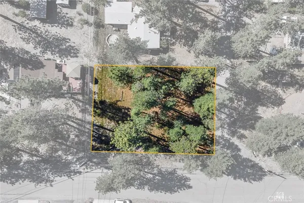 a backyard with a fountain