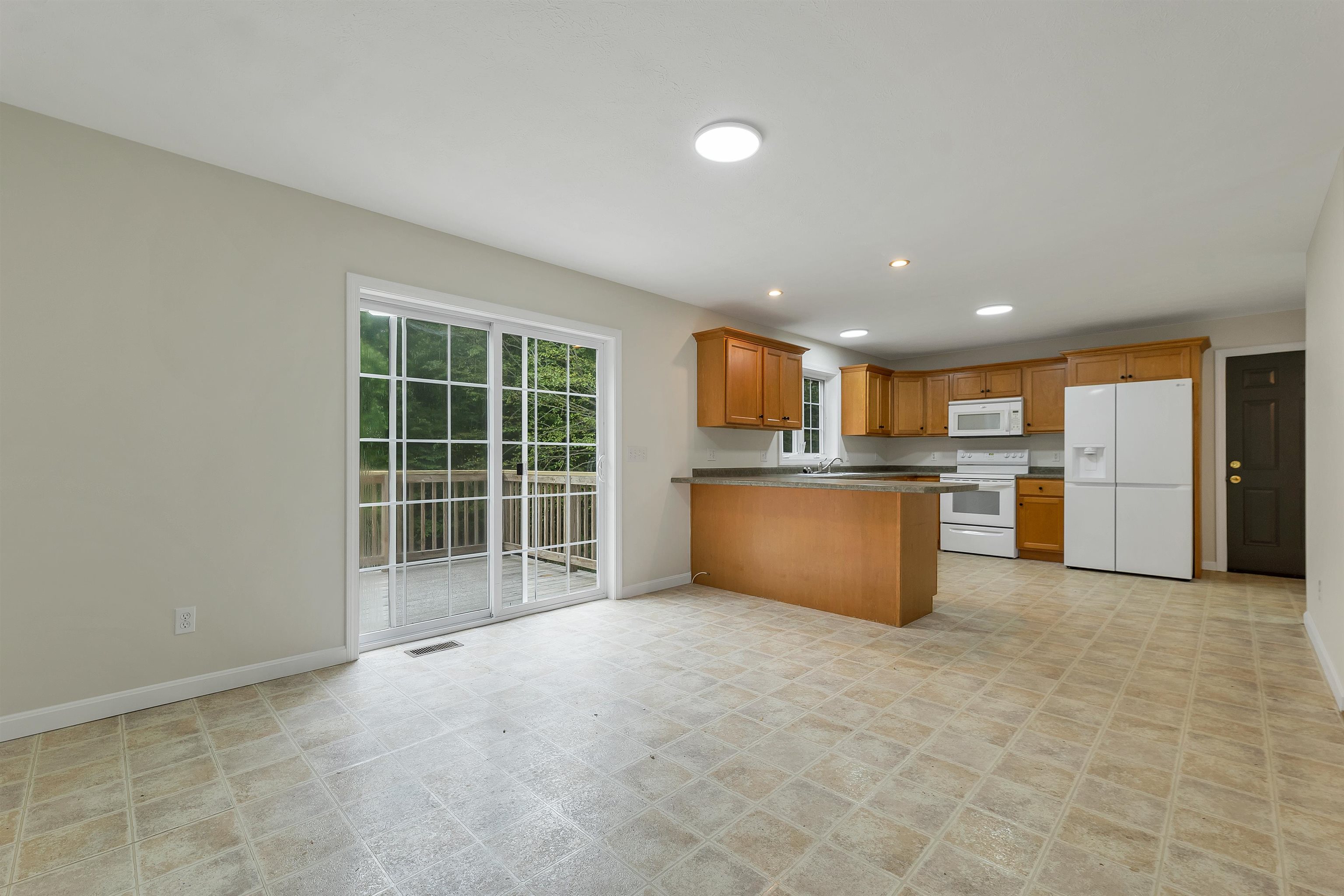 166 Sandown Road, Unit 3 Fremont, NH 03044 - Photo 6 of 41 Gallery Image 6