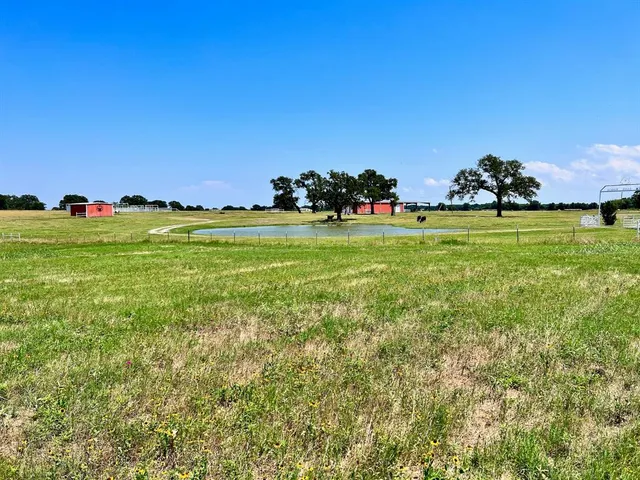 a view of a yard with a house