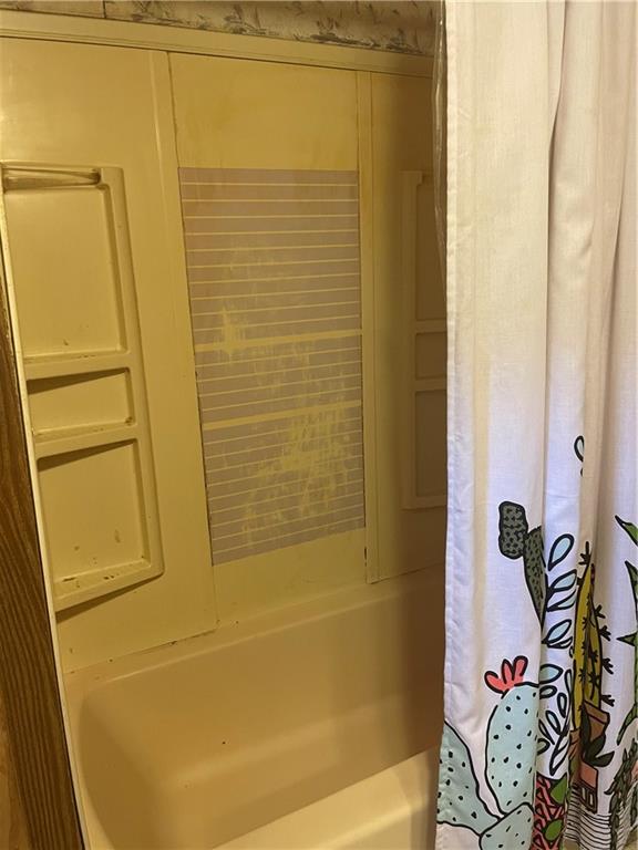 1784 Butler Pike Mercer, PA 16137 - Photo 21 of 25 a bathroom with a bathtub