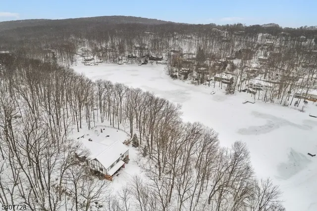 $759,000 | 29 Dogwood Trail, Stockholm, NJ 07460