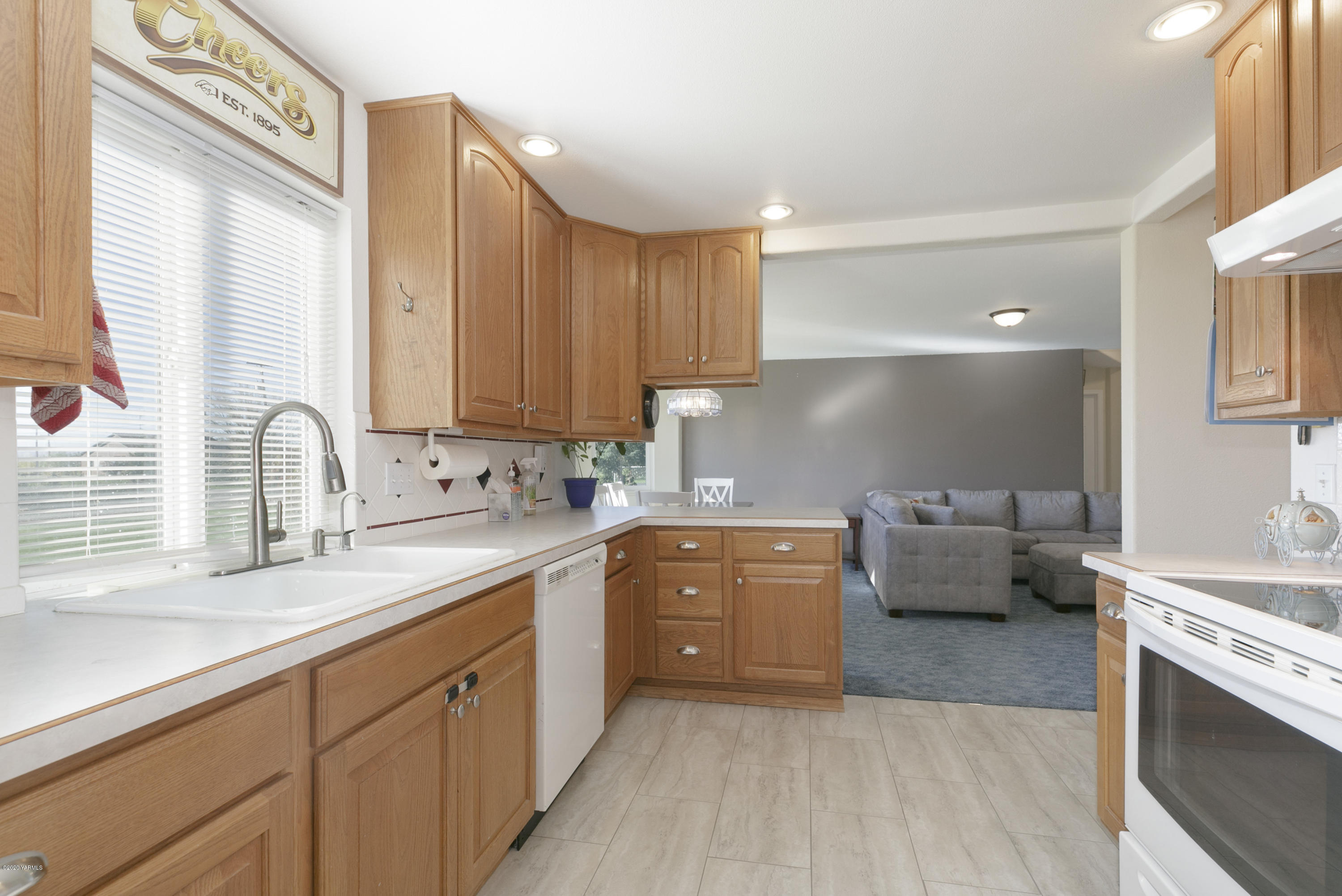 81 Blue Goose Road Zillah, WA 98953 - Photo 7 of 29 Kitchen