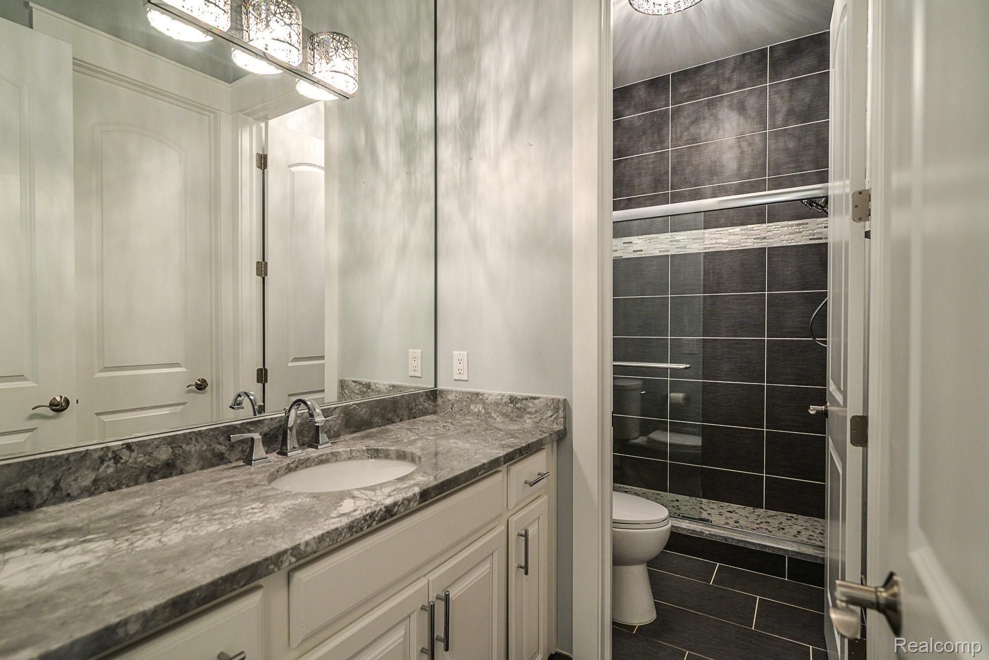 522 Rouge Street Northville, MI 48167 - Photo 25 of 66 Full Bathroom (1st Floor)