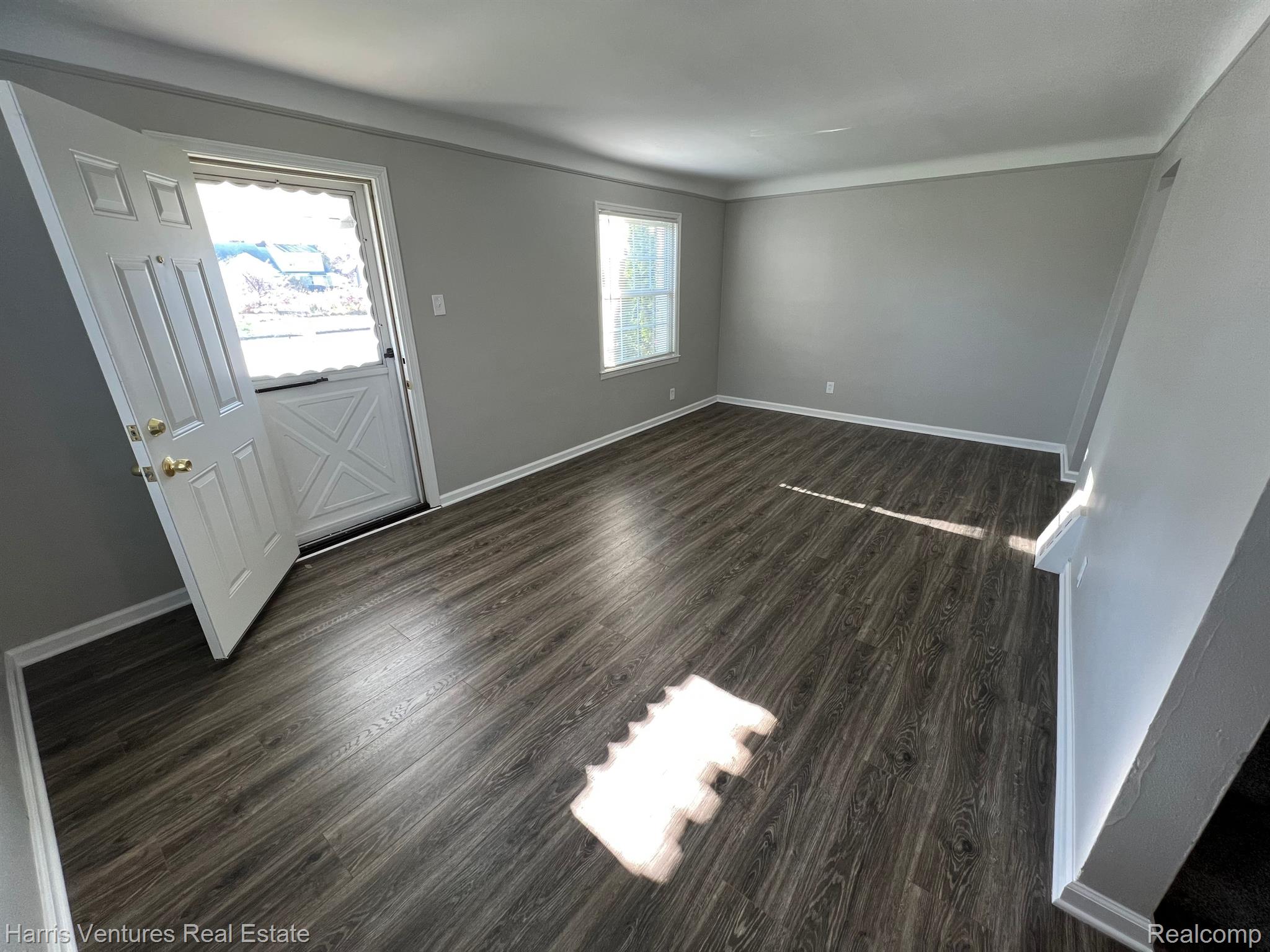 21647-51 Moross Road Grosse Pointe, MI 48236 - Photo 11 of 26 Living Room