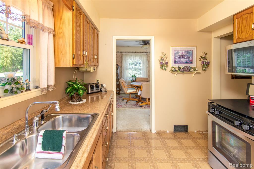 3609 Center Road Flint, MI 48506 - Photo 13 of 32