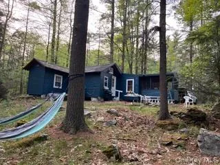 a view of a house with backyard