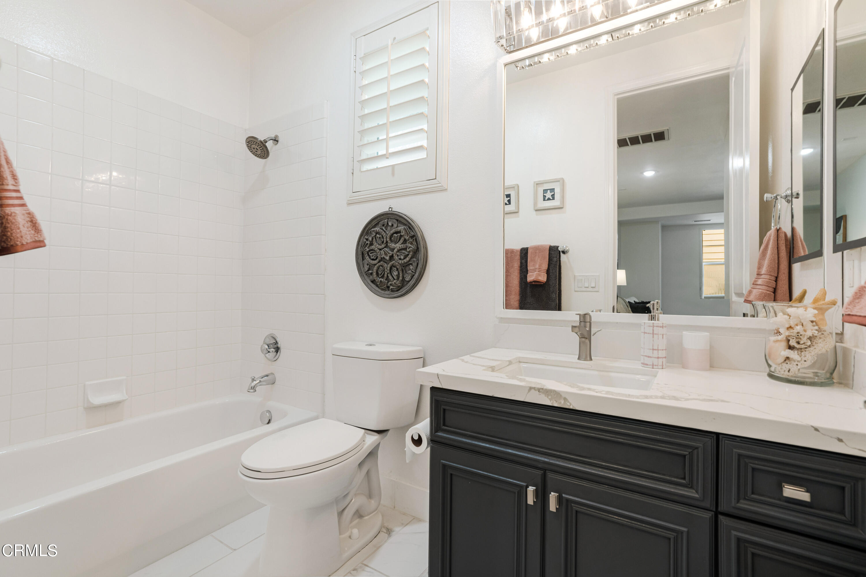 1404 Donegal Way Oxnard, CA 93035 - Photo 21 of 51 a bathroom with a toilet a sink a mirror and bathtub