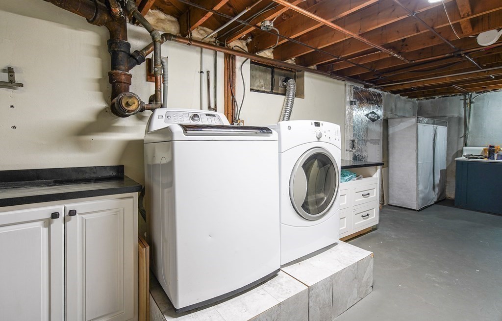 148 Glenoak Drive Springfield, MA 01129 - Photo 25 of 28 a utility room with dryer and washer