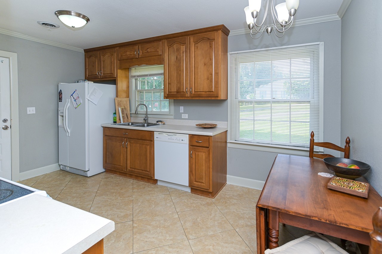 801 2nd Avenue Fayetteville, TN 37334 - Photo 14 of 41 a room with cabinets and window