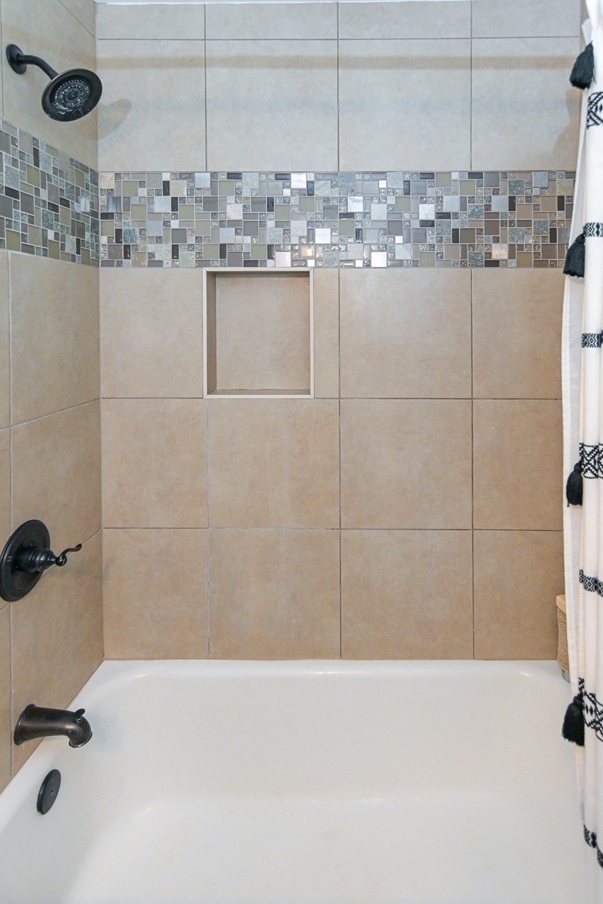 801 2nd Avenue Fayetteville, TN 37334 - Photo 23 of 41 a bathroom with a bathtub