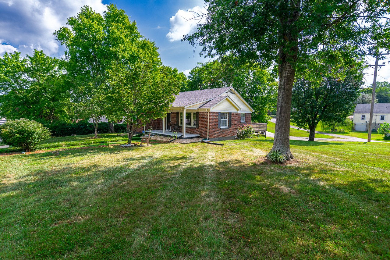 801 2nd Avenue Fayetteville, TN 37334 - Photo 4 of 41 a front view of a house with garden