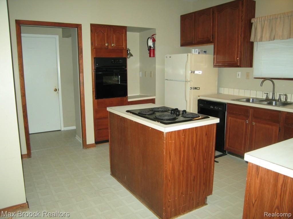 3131 Midvale Drive Rochester, MI 48309 - Photo 6 of 21 ISLAND KITCHEN ANOTHER VIEW