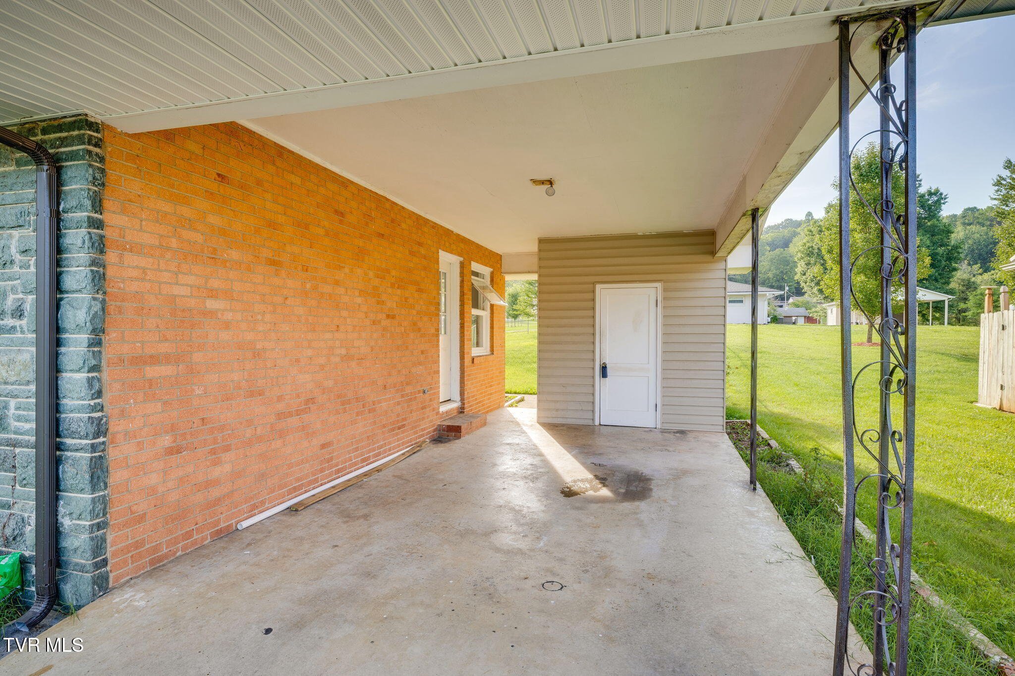 412 Colonial Heights Road Kingsport, TN 37663 - Photo 3 of 29 003