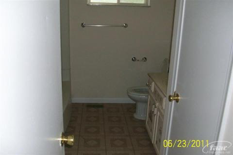 6483 Chicago Road Flushing, MI 48433 - Photo 6 of 10 20144470-5.JPG