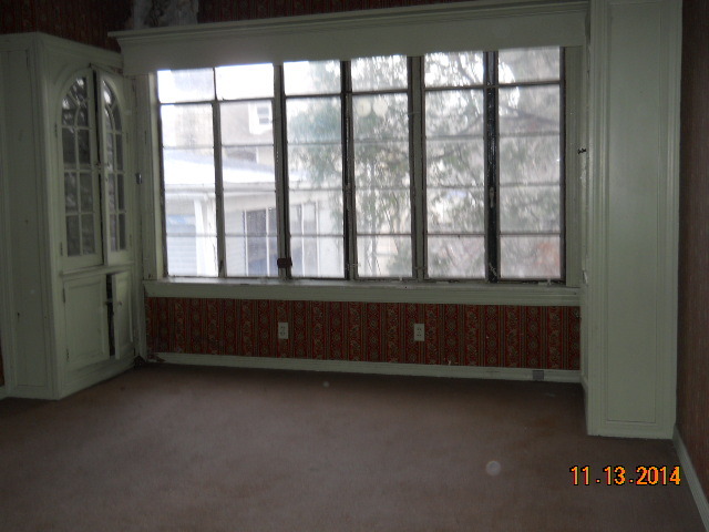 802 West 3rd Street Sterling, IL 61081 - Photo 4 of 21 a room with a window