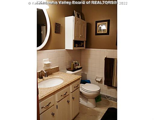 4 Barrington Road Nitro, WV 25143 - Photo 10 of 15 Main Level Bathroom.