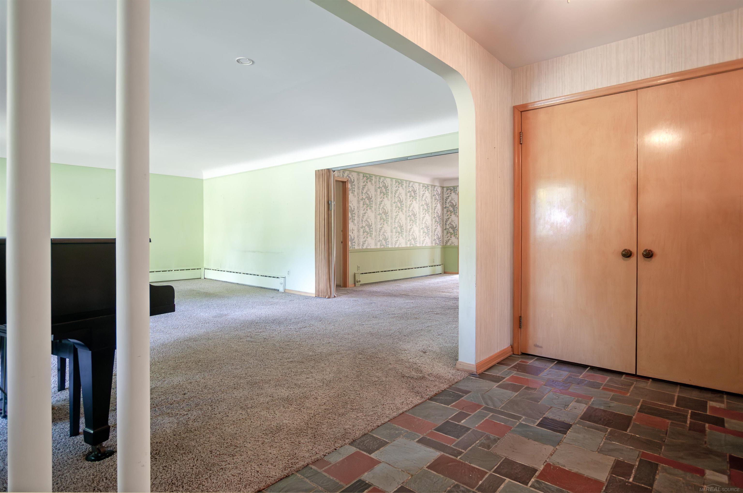 743 South Renaud Road Grosse Pointe, MI 48236 - Photo 4 of 62 50113563-3.JPG