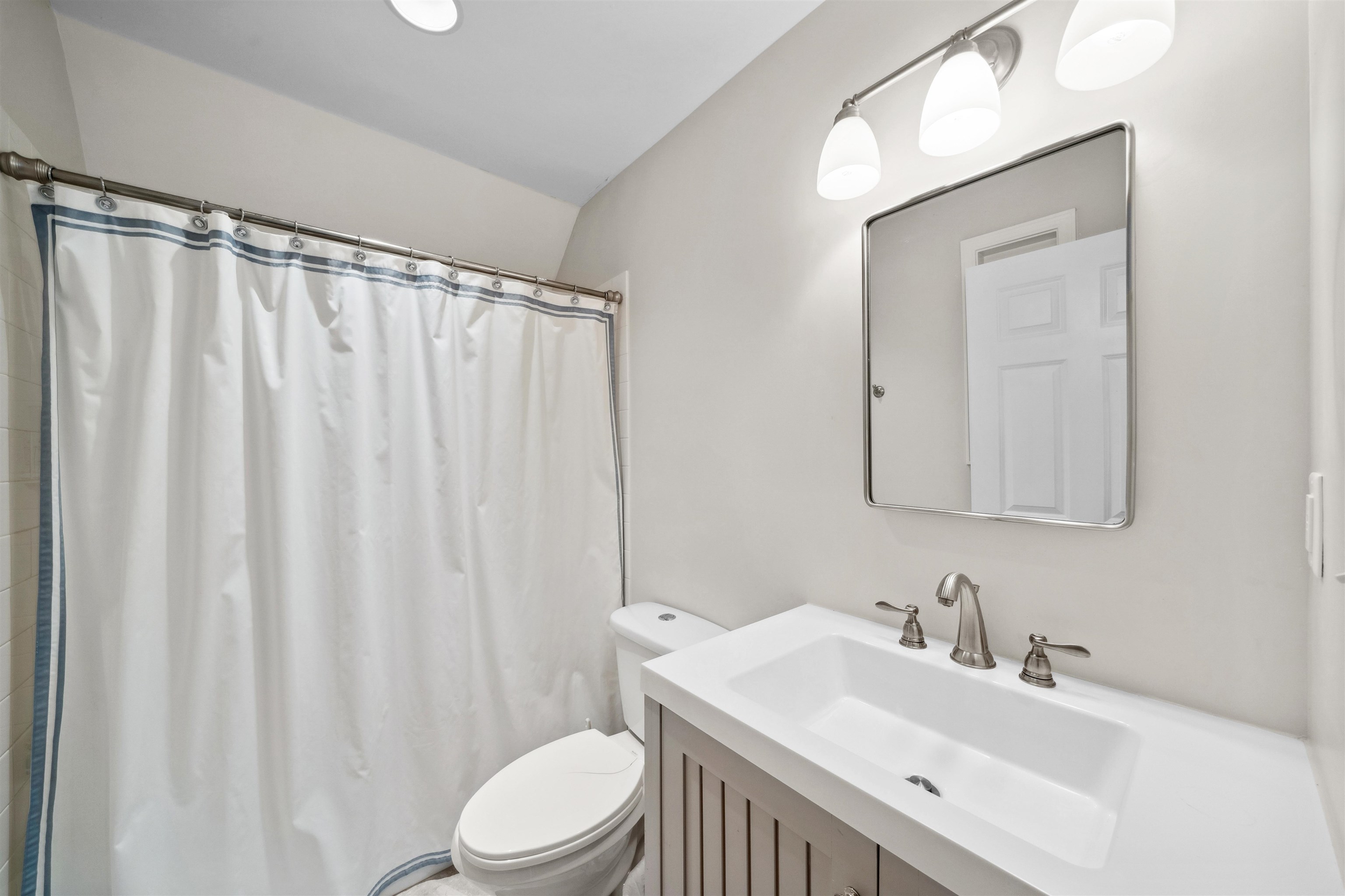 3794 Rosedale Drive Memphis, TN 38111 - Photo 26 of 33 Full bath featuring toilet, vanity, and curtained shower