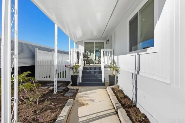 a view of entryway front of house