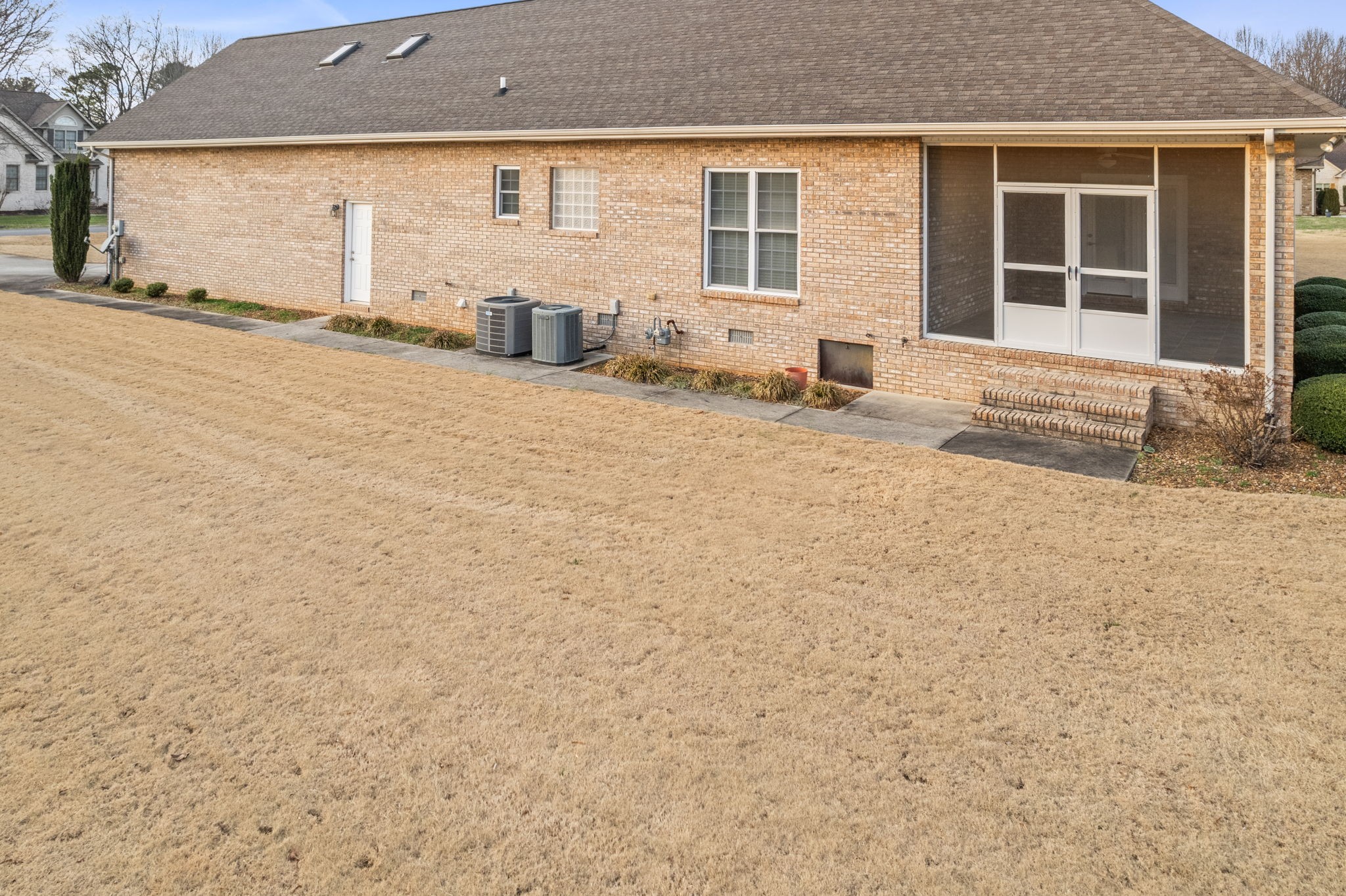 657 Pickney Road Winchester, TN 37398 - Photo 14 of 66 a front view of a house with a yard